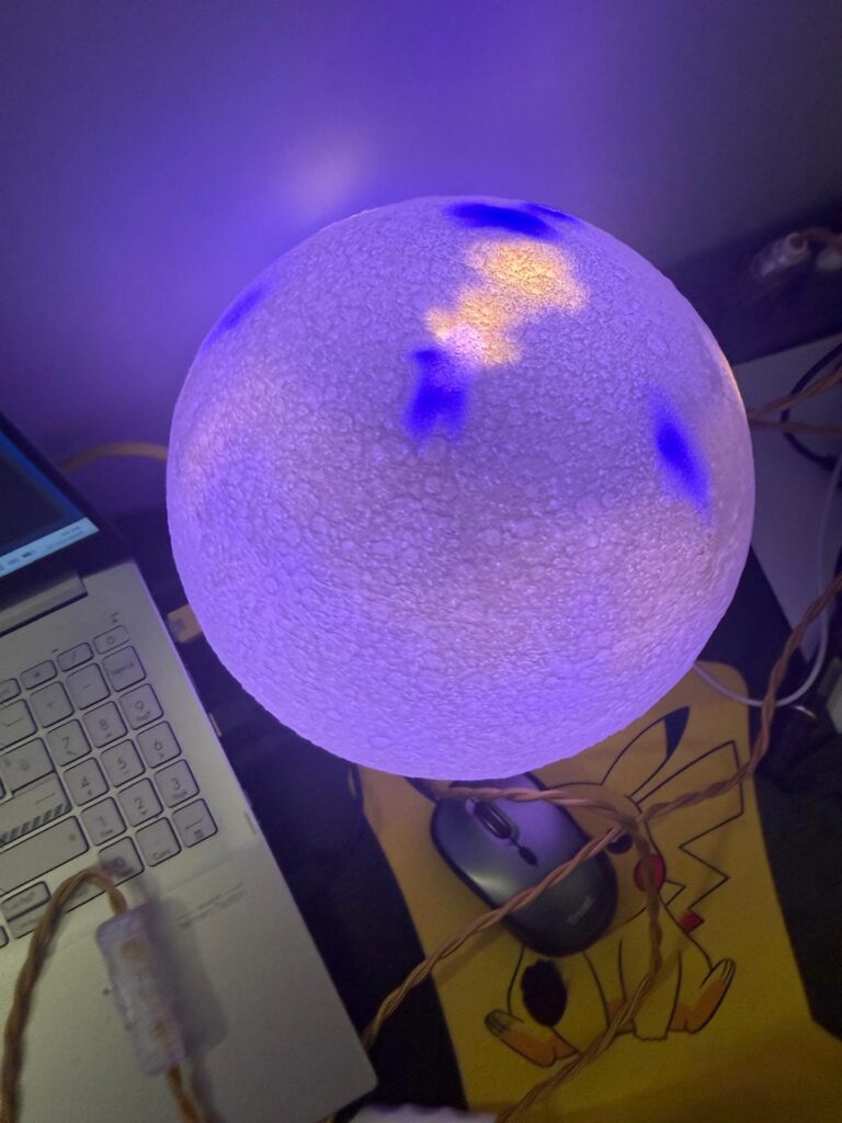 Lampada led a forma di luna